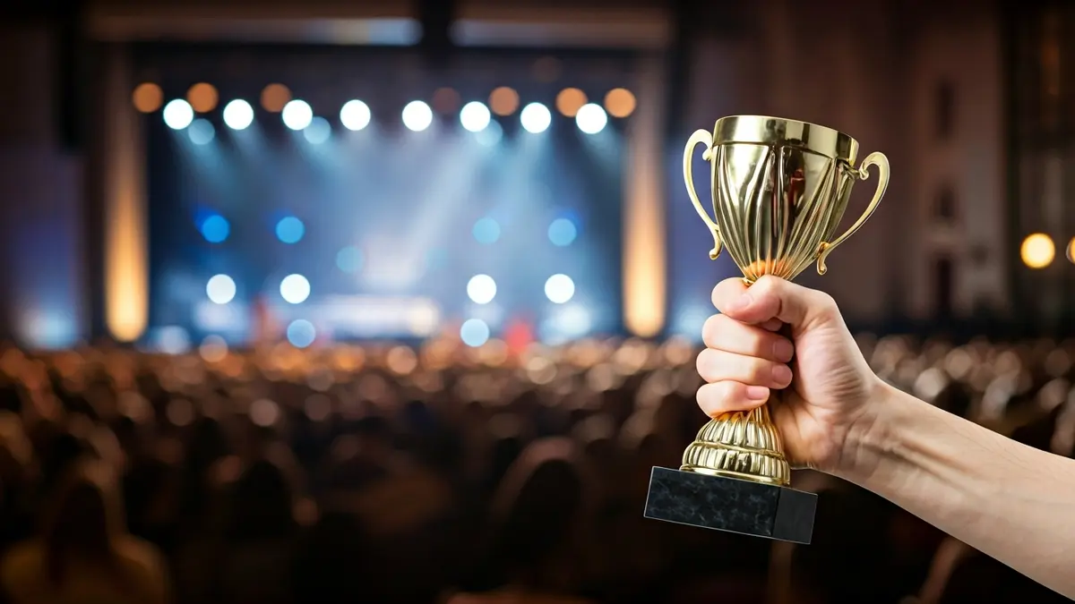Imagen genérica de un trofeo de premio en un evento formal.
