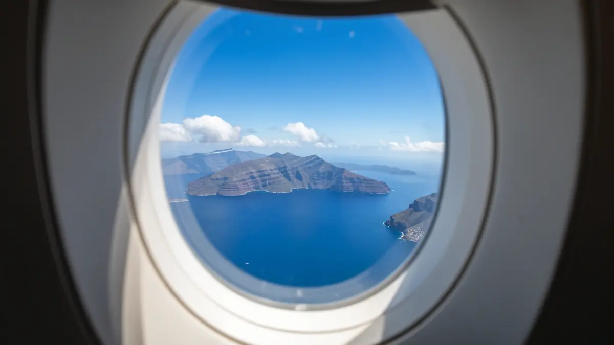 Vista de las Islas Canarias desde la ventana de un avión.