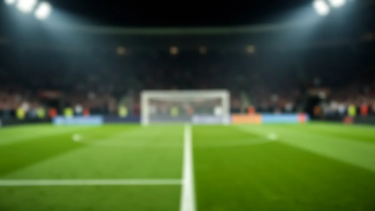 Imagen genérica de un campo de fútbol con iluminación de estadio.