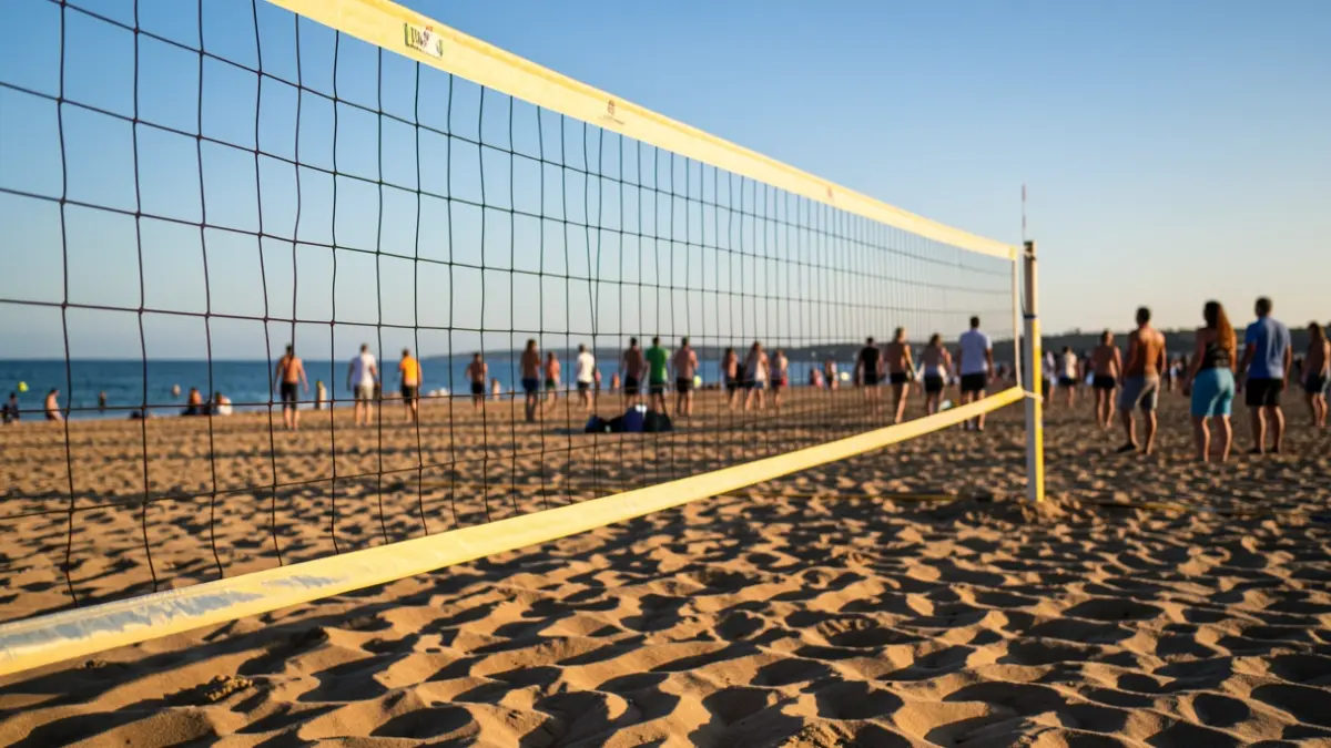 Red de voleibol de playa en la playa de la Victoria, Cádiz, al atardecer.